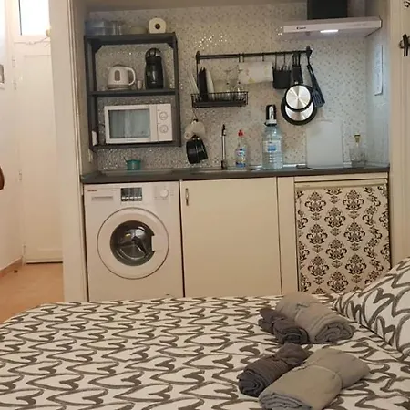 Sunrise Studio, Garden View & Wifi Free * طوستا ديل سيلونثيو