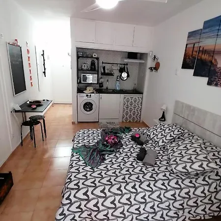 Sunrise Studio, Garden View & Wifi Free * طوستا ديل سيلونثيو